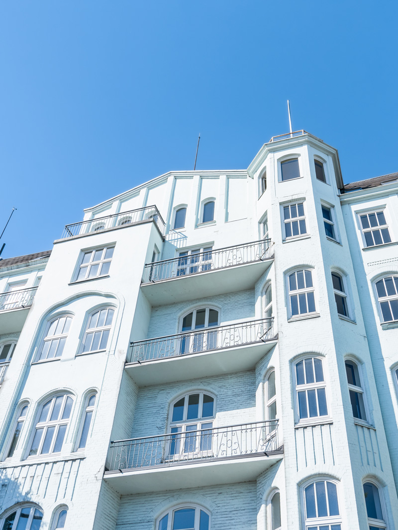 Immobilienankauf a white building with many windows